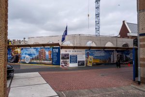 Fase 2 van De Admiraal in aanbouw. De nieuwbouw komt tegen het foodstation Halte Bellevue aan. Op de bouwwanden zie je het eindresultaat.